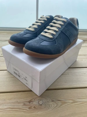 Maison margiela gats - Säljer dessa riktigt feta skor från Maison margiela. Helt nya, 10/10 skick. Storlek 45 och sitter som vanliga 45or. Box medkommer. Hör av er vid eventuella frågor eller funderingar. OBS: 1NTE ORG1NAL. Innersulans mått är 29cm och sulan under skon är ca 30.5cm.