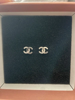 Chanel örhängen - Säljer då den är för små för mig och den är helt oanvänd💕💕