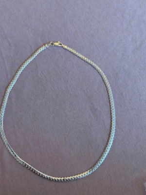 Silverhalsband 925 kedja - Halsbandet har en klassisk design med tätt sammanlänkade länkar och ett smidigt lås. Perfekt för dig som gillar minimalistiska accessoarer i silver.