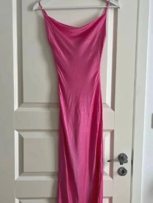 klänning - klänning i satin från bershka, ganska tunnt och skört material, midi-längd med slit nere. Använd någon enstaka gång! Kan tyvärr inte skicka egen bild på då den blivit för liten