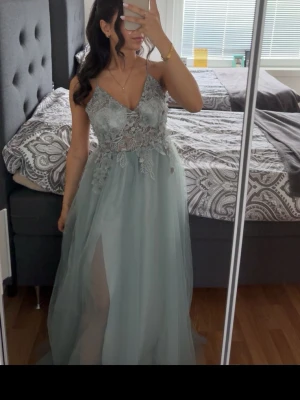 Fest/balklänning  - Säljer denna fina klänningen i storlek 34/xs. Klänningen är endast använd en gång i några timmar och är därför i bra skick. Klänningen är turkos/blå och har en slits framtill och öppen rygg med snörning. Hör av er för fler bilder eller vid frågor och funderingar. Pris kan diskuteras vid snabb affär 🌸