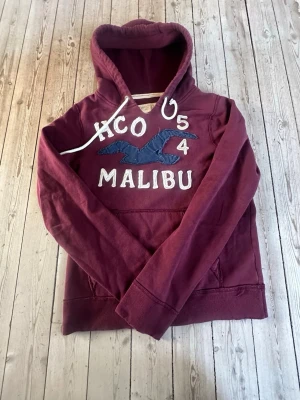 Sällsynt Hollister hoddie  - Väldigt fint skick och en väldigt sällsynt hoddie. Tveka inte på att ställa frågor. Priset ej hugget i sten.