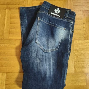 Dsquerad2 Jeans - Blå Dsquerad2 Jeans för män.  Skicket är 10/10 använd fåtal gånger, Storlek 54. Väldigt eleganta jeans, perfekt om du söker något unikt. Hör av er vid intresse/funderingar. PRIS KAN DISKUTERAS!