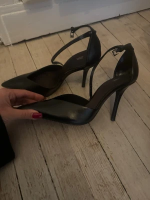 Svarta klackar läder - Säljer mina super fina svarta klackar i läder. Gammal kollektion från Zara💕