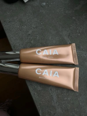 CAIA highlighter Pearl Swirl & Bronzed Beach - Två flytande highlighters från CAIA i nyanserna Pearl Swirl och Bronzed Beach. 