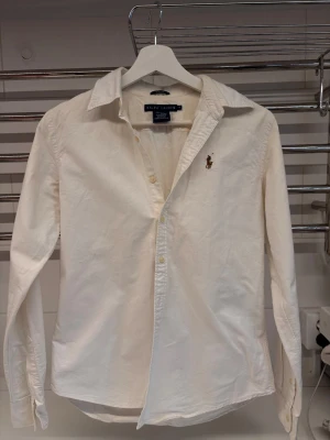 Skjorta  - Vit skjorta från Ralph Laurent. Mycket fint skick, har din detalj inne på kragen. Sitter som S, Stl 8.