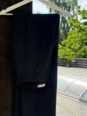Keep It Up Low Waist Suit Pants Nelly - Säljer ett par svarta kostymbyxor från Nelly. Byxorna har raka ben. Klassisk och stilren modell som passar till många olika looks. Materialet känns mjukt och följsamt.