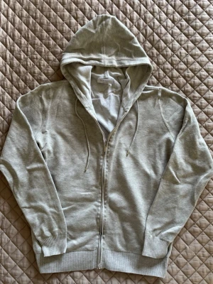 Gran Sasso zip hoodie - Säljer nu min gran sasso zip då jag har för många tröjor. | Fint skick, etiketten har lossnat lite. | 100% bomull. | Tunn och skön för alla årstider. | Storlek S. | Släng iväg en signal vid funderingar så svarar jag snabbt. | 