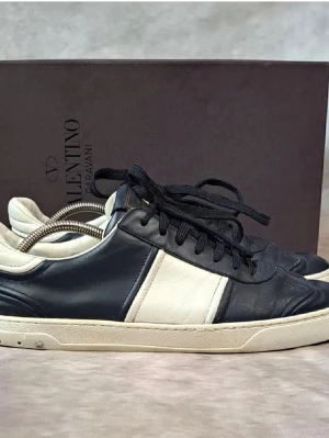 Valentino flycrew - Hallå eller, säljer ett par valentino flycrew i storlek 45. Riktigt fint skick, har tappat några nitar. Priset kan diskuteras. Boxen följer ej med. Mvh Oliwer