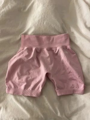 AYBL shorts - Adapt seamless shorts från AYBL. Ljusrosa och använda en gång, ser helt nya ut. Storlek S. 