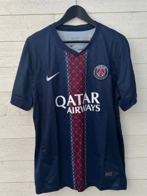 PSG Fotbollströja - Säljer en PSG fotbollströja som är helt ny med prislapp!