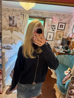 Mörkblå zip hoodie i stickat material - Mysig mörkblå hoodie från Bik Bok i stickat material. Hoodien har dragkedja framtill, ribbade muddar och en stor huva med dragsko. Perfekt för en avslappnad och trendig look. Passar till jeans eller leggings för en chill outfit.