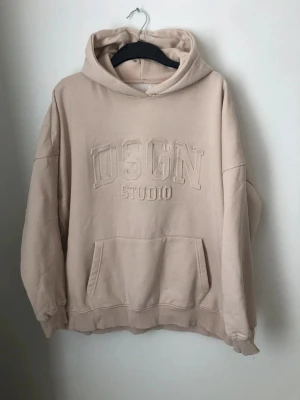 Beige hoodie från Boohoo  - Nyskick, använt den en gång 🤗  Passar L, även M om man vill ha lite oversize  🎉 Finns möjlighet till bundle köp, billigare vid köp av flera 🎉 Kolla in mina andra annonser