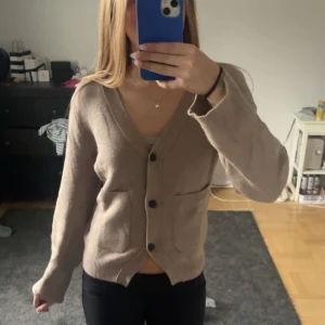 Cardigan - Brun/beige cardigan! Nyskick, påminner om den ifrån Åhléns, Wera modellen. Jag är 165 för referens! (Inte mina bilder) , pris går att diskuteras💕
