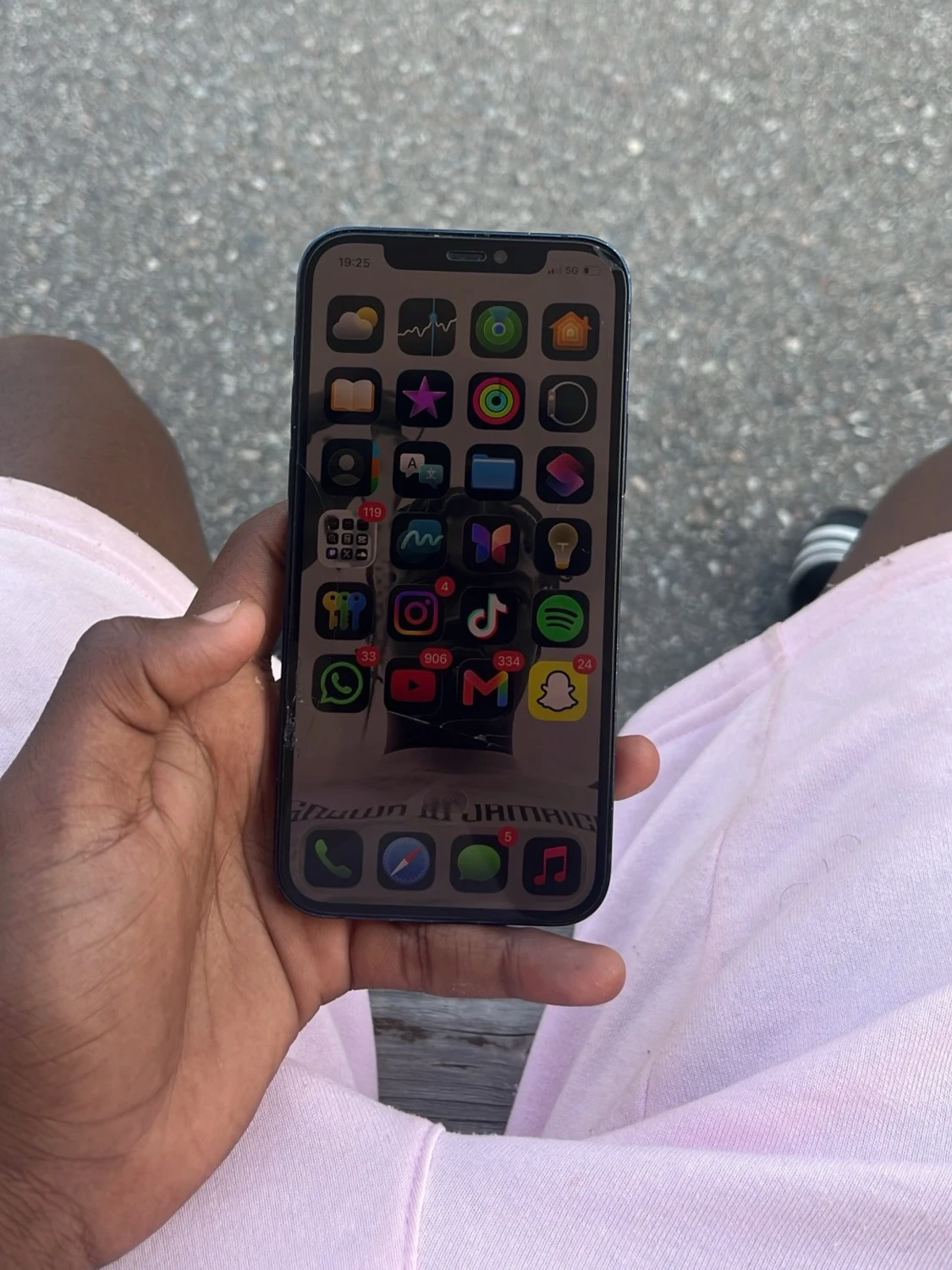 Svart iPhone 12 med dubbla kameror - 2