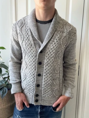 Gap cardigan  - Gap cardigan, Inga defekter! Modellen i bilderna är 180 cm 75 kg och bär Storlek S , Kom med frågor! 🌟 (Kan gå ned i pris vid köp av paket 😉) 