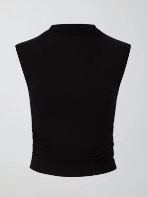 Svart ärmlös topp Gina Tricot  - Snygg svart topp i stretchigt material med tight passform. Toppen är ärmlös och har en hög hals som ger en clean och modern look. Perfekt att styla med både jeans och kjol för en trendig outfit.