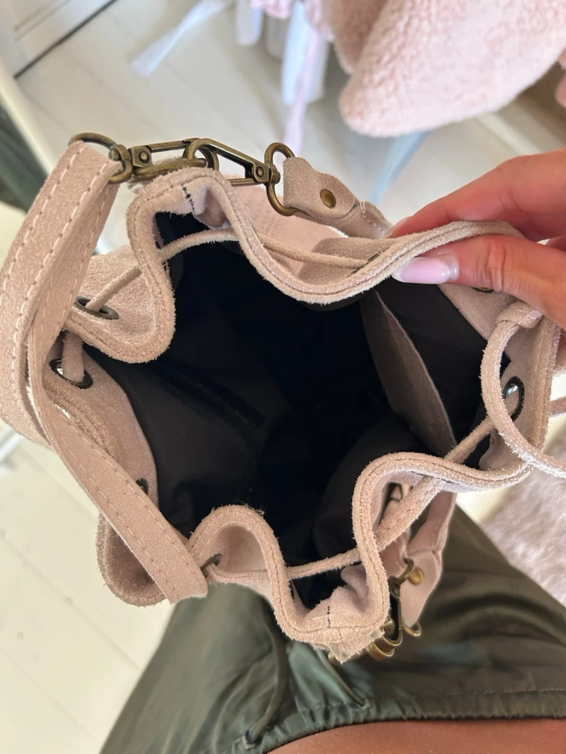 Ljusrosa bucket bag med ormmönster - 2