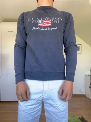 Mörkblå tröja  - Mörkblå tröja från Lexington tillverkad i 100% bomull. Strl S. Inga defekter. Modellen är 178 cm och väger 77kg. Hör gärna av dig vid frågor!