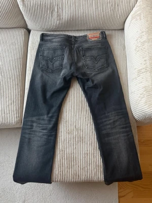 Diesel 1985 Larkee Straight Jeans - Ett par SJUKT SNYGGA! Diesel straight jeans använda endast fåtal gånger då dom nu inte längre passar tyvärr. Kvitto finns kvar 