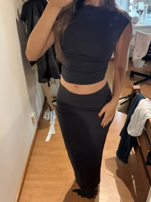 Mörkblå set (kjol och topp) - Populär mörkblå set (maxikjol och necktop) I super bra skick, kjolen har dock en liten fläck!💕 Tröjan är XS och kjolen S