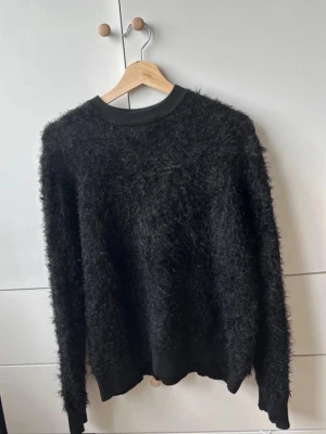 Svart fluffig stickad tröja - Fin tröja i gott skick. Köpt på Åhléns. Storlek S. Skickas samma dag som köp. 💘