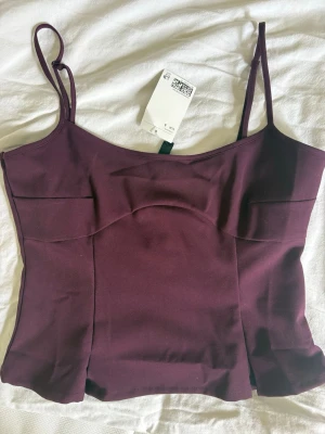 Vinröd topp - Vinröd linnetopp från H&M. Aldrig använd, lappen är kvar! Jättefin! 🥰