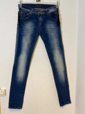 Blå skinny jeans från Miss Sixty - Midjan 38  cm  Längd 101 cm  Benvidd 23 cm 