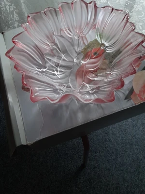 Helt ny. Rosa glasskål från Waltherglas - Säljer helt ny  dekorativ glasskål i ljusrosa från Waltherglas. Skålen har vågig kant och blommigt mönster, perfekt som fruktskål eller till snacks. Tillverkad i glas med en snygg transparent finish och rosa toning längs kanterna.