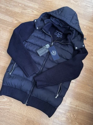 Storlek M – Leon Marcel Hybrid Jacket Midnight Navy 🌙 - Skick: Ny – helt ny, oanvänd, lappar kvar. Djup midnattsblå färg som sitter snyggt i alla ljus. Ren hybridmodell som funkar både lager-på-lager och solo.  100% äkta.  Fler storlekar finns! Osäker på passformen? Skicka din längd och vikt så matchar vi dig med rätt storlek. 📏