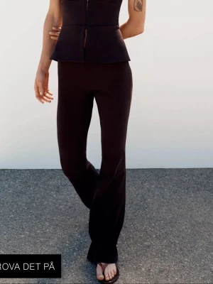 Svarta utsvängda byxor Zara  - Svarta byxor från Zara. Modellen är tänkt att vara något kortare och slutar straxt över foten. De är i kostymbyxe material. Helt nya och aldrig använda Nypris :299kr🌸
