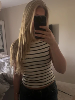 Randig tröja från Zara - Fin randig topp från Zara som knappt är använd ❤️