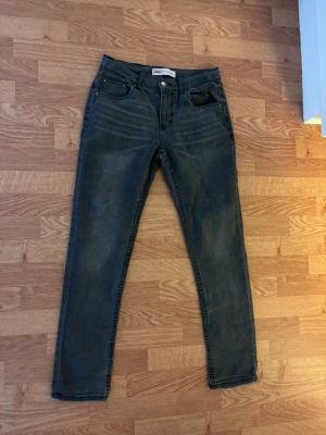 Levis 512 jeans - Ett par feta svarta 512or. De har haft bättre dagar om man säger så, men jag rekommenderar ändå! Priset är ej hugget i sten. Skriv vid frågor!😄