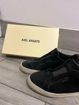 Arigato mocka skor - Säljer nu mina svarta arigatos då jag vuxit ur de och inte kan använda de längre. De är i mocka material och storlek 44(se sista bild). Självklart får man med kartong också om man skulle vilja det.