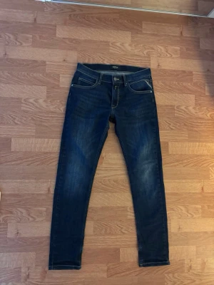Replay jeans  - Ett par feta marinblåa replay jeans. De är inte överdrivet använda och har inte så speciellt mycket tecken på användning. Priset är ej hugget i sten. Skriv vid frågor!😁