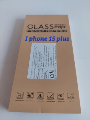 Skärmskydd i glas till iPhone 15 Plus - Säljer ett GLASS PRO premium härdat skärmskydd till iPhone 15 plus. 3 stycken. Skyddet är transparent och tillverkat av härdat glas för extra hållbarhet. Paketet innehåller en installationsguide och skyddet har 9H hårdhet för att motstå repor och stötar.