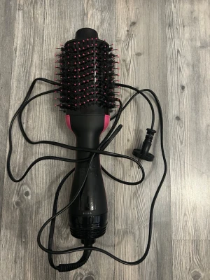 Varmluftsborste - Varmluftsborste från revlon i mycket bra skick