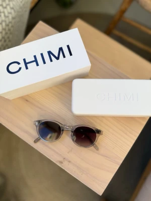 Chimi 03 - Säljer mina transparent/gråa Chimi 03 solglasögon då jag behöver ha glajjor med styrka i. Som nya, någon liten repa men det syns knappt och är svårt att få med på bild, men tänker att priset kompenser det.