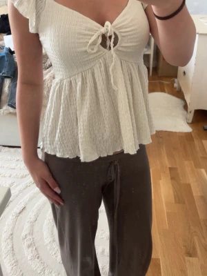 Vit topp med volang 💓 - säljer denna supersöta toppen från lager 157💞den är tidigare köpt från secondhand men är i väldigt fint skick💗 endast testad från mig från bilderna 💞