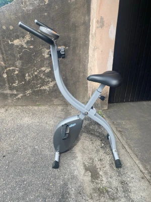 Hopfällbar motionscykel från Prestige - Säljer en grå träningscykel från Hop-Sport med svart sadel och handtag. Cykeln har digital display, justerbart motstånd och stabil ram i metall. Perfekt för hemmaträning och enkel att flytta tack vare sin kompakta design. Cykelns ordinarie pris- 1800kr. Säljs i Borås kontakta för mer info! 