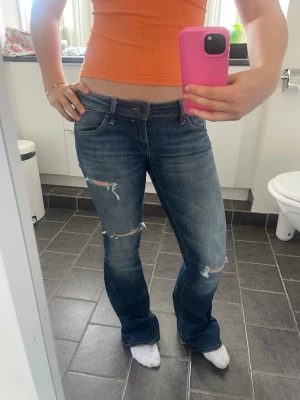 snygga jeans - säljer ett par av mina favorit jeans eftersom jag har för många och dessa tyvärr inte kommer till användning länge. De är väl använda men fortfarande i fint skick. 💓 Jag har sytt ut dom själv, men det är bra gjort så inget som man tänker på så mycket! 😇💖