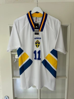Sverige Tröja 1994 - #11 Brolin. Ny med prislapp, size M. 