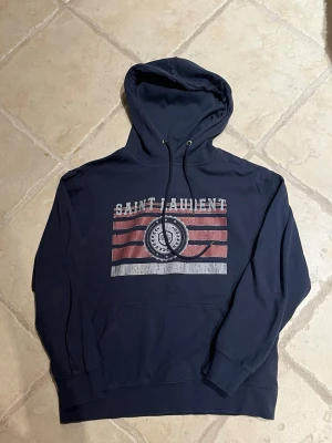 Saint Laurent hoodie - Säljer min fina saint Laurent hoodie som aldrig är använd och bara legat och skräpat i garderoben ett tag. Den är i storlek small och på bilden är det jag som är 181cm ungefär. Den är i helt nytt skick och endast testad. Kan gå ner lite i pris vid snabb affär 