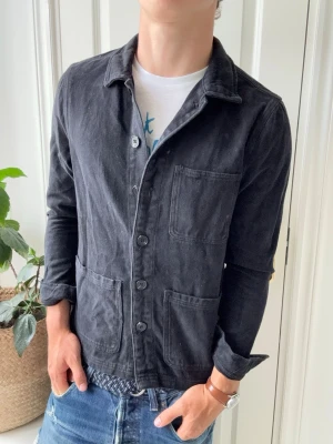 Studio total overshirt  - Studio total overshirt, Inga defekter! Modellen i bilderna är 180 cm 75 kg och bär Storlek S , Kom med frågor! 🌟 (Kan gå ned i pris vid köp  av paket 😉) 