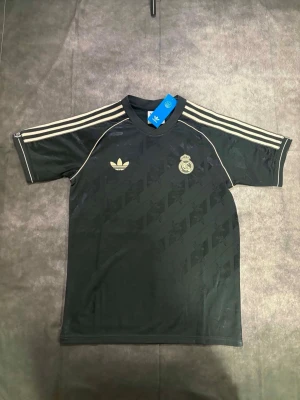 Real Madrid tröja  - Real Madrid  tröja ⚽ Storlek: M 🆕 Helt ny med tag kvar Packeteras ordentligt inför leverans 📦