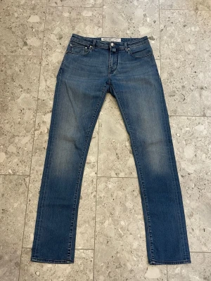 Blå raka jeans från Jacob Cohen - Jacob Cohen 696 || Storlek 31 || Jeansen är i bra skick (se bilder) Tveka inte på att höra av dig vid frågor eller funderingar 