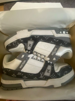 Louis Vuitton trainers - Nästan helt nya vit gråa lv trainers. Om intresse eller fler bilder är det bara att skriva. Priset kan gå ner lite vid snabb affär 