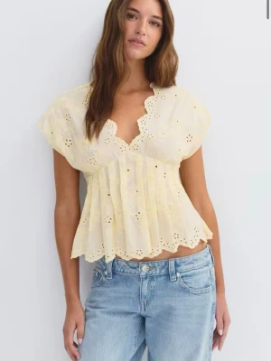 Gul blus med broderade detaljer - Gina topp. Helt ny med prislapp. Storlek S