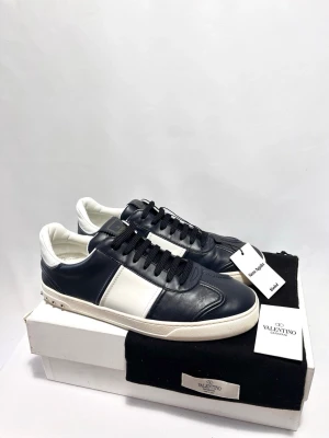 Valentino Flycrew Sneakers Navy - Valentino Flycrew skor i en populär navyblå färg! Nyskick, inga defekter. Alla tillbehör och äkthetsverifering tillkommer. Storlek 44, passar 0,5-1 storlek större. Kontakta mig för fler frågor och funderingar!
