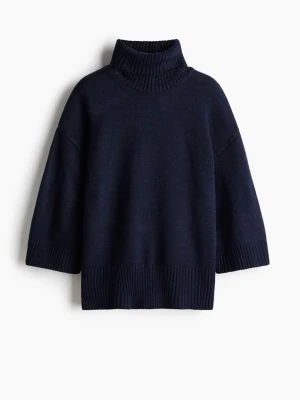 Mörkblå polotröja H&M - Säljer en mörkblå stickad polotröja med bred ribbstickad kant och trekvartsvida ärmar. Köpt i höstas och använd fåtal gånger, inga defekter och orgpris är 400💙